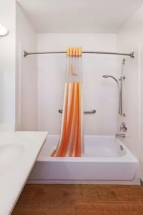 Oda, 2 Büyük (Queen) Boy Yatak, Engellilere Uygun, Sigara İçilmez (Mobility,Hearing,Tub w/Grab Bars)