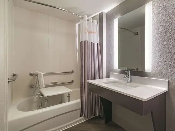 Oda, 2 Çift Kişilik Yatak, Engellilere Uygun, Sigara İçilmez (Bathtub w/Grab Bars)