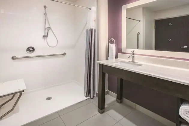Oda, 1 En Büyük (King) Boy Yatak, Engellilere Uygun, Sigara İçilmez (Tub with Grab Bars)