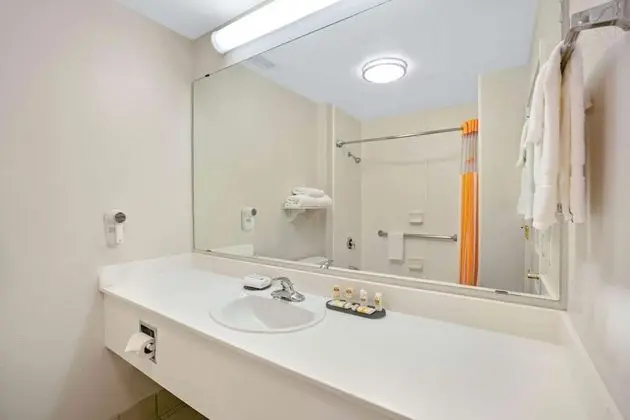 Oda, 1 En Büyük (King) Boy Yatak, Engellilere Uygun, Sigara İçilmez (Mobility, Roll-In Shower)