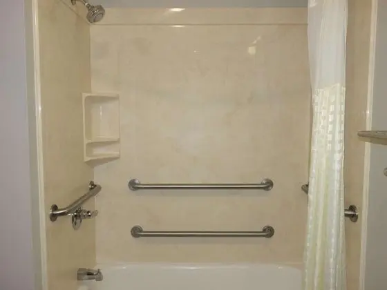 Oda, 2 Büyük (Queen) Boy Yatak, Engellilere Uygun, Sigara İçilmez (Mobility, Bathtub w/ Grab Bars)