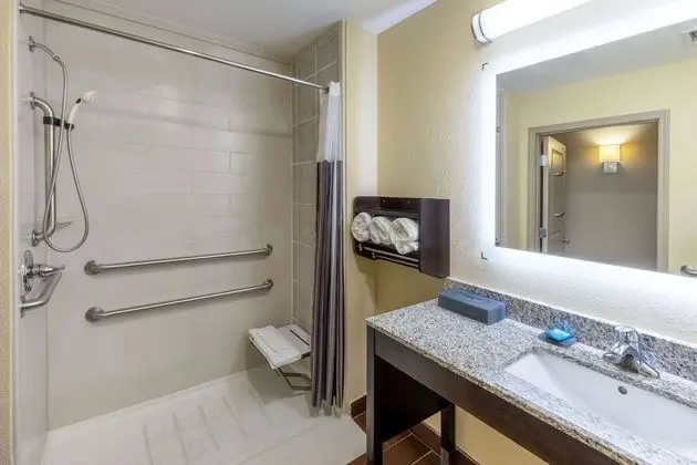 Süit, 1 Yatak Odası, Engellilere Uygun, Sigara İçilmez (1 Kingbed Mobility)