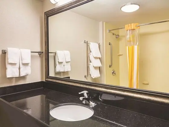 Oda, 2 Büyük (Queen) Boy Yatak, Engellilere Uygun (Mobility/Hearing, tub w grab bars)