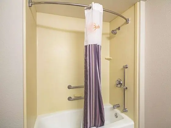 Oda, 2 Büyük (Queen) Boy Yatak, Engellilere Uygun (Mobility/Hearing, tub w grab bars)