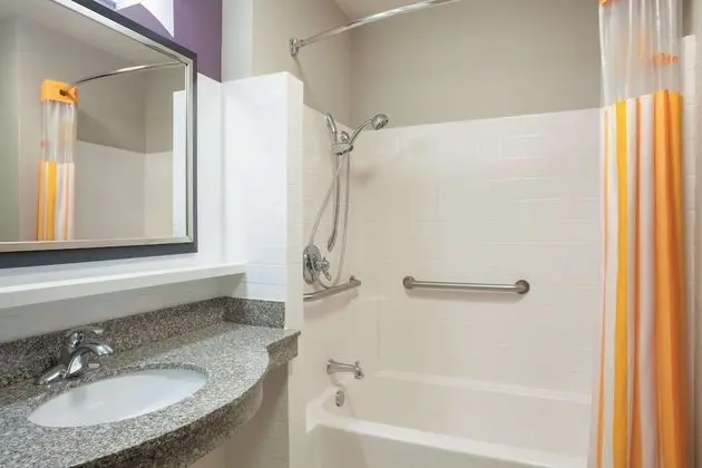 Oda, 1 En Büyük (King) Boy Yatak, Engellilere Uygun (Mobility/Hearing, Tub w/ Grab Bars)
