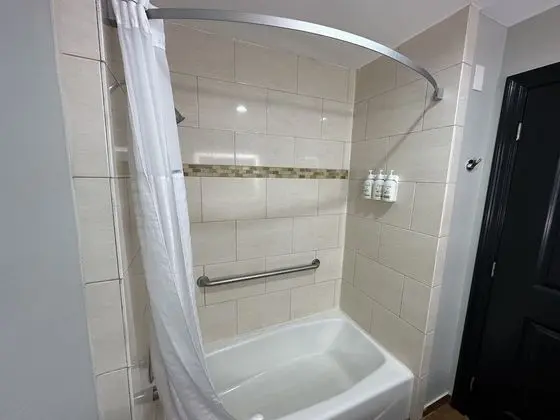 Oda, 2 Büyük (Queen) Boy Yatak, Engellilere Uygun (Mobility/Hearing, Tub w/Grab Bars)