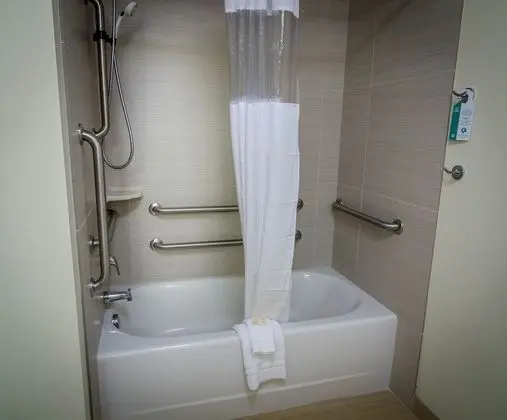 Oda, 2 Büyük (Queen) Boy Yatak, Engellilere Uygun, Sigara İçilmez (Mobility Accessible)
