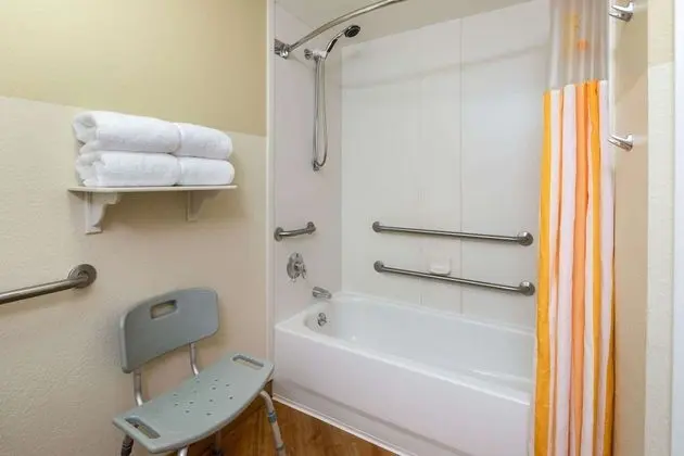 Oda, 2 Çift Kişilik Yatak, Engellilere Uygun, Sigara İçilmez (Mobility/Hearing, Tub w/Grab Bars)