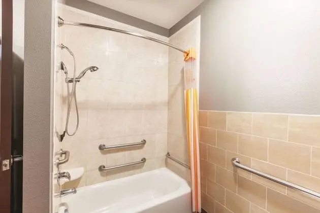 Oda, 1 En Büyük (King) Boy Yatak, Engellilere Uygun (Mobility,Hearing,Tub w/Grab Bars)