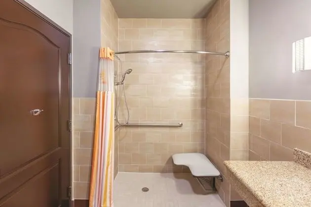 Oda, 1 En Büyük (King) Boy Yatak, Engellilere Uygun (Mobility,Hearing,Tub w/Grab Bars)
