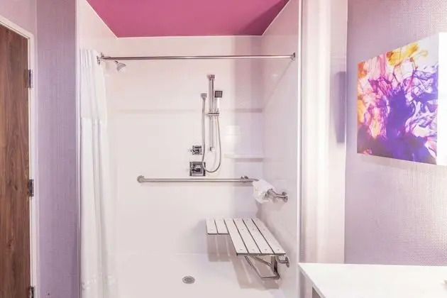 Oda, 2 Büyük (Queen) Boy Yatak, Engellilere Uygun, Sigara İçilmez (Mobility,Hearing,Roll-In Shower)