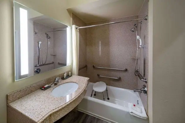 Oda, 1 En Büyük (King) Boy Yatak, Engellilere Uygun (Mobility,Hearing,Tub w/Grab Bars)