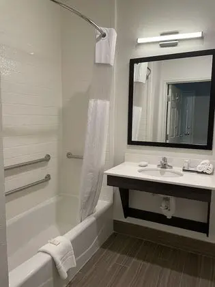 Oda, 1 En Büyük (King) Boy Yatak, Engellilere Uygun, Sigara İçilmez (Tub with Grab Bars)