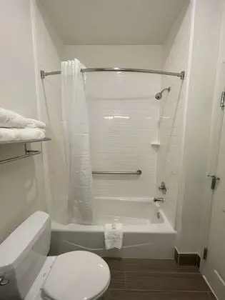 Oda, 2 Büyük (Queen) Boy Yatak, Engellilere Uygun, Sigara İçilmez (Tub with Grab Bars)