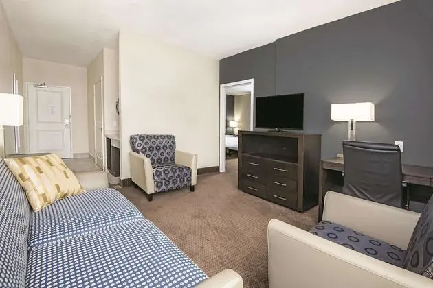 Oda, 1 En Büyük (King) Boy Yatak, Engellilere Uygun (Mob,Hear,Tub w/Grab Bars,Countryside)