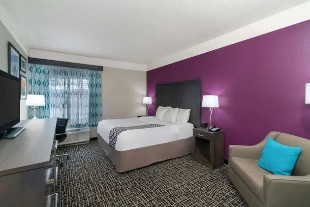 1 King Bed, Mobility/Hearing Accessible Room, Bathtub w/ Grab Bars, Non-Smoking