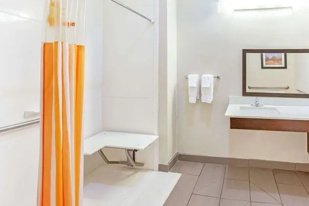 Oda, 2 Büyük (Queen) Boy Yatak, Engellilere Uygun, Sigara İçilmez (Mobility Accessible)