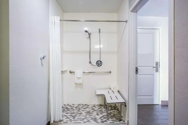 Oda, 1 En Büyük (King) Boy Yatak, Engellilere Uygun, Sigara İçilmez (Mobility Accessible)