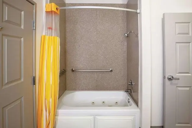 Oda, 1 En Büyük (King) Boy Yatak, Engellilere Uygun, Sigara İçilmez (Mobility,Roll-In Shower)