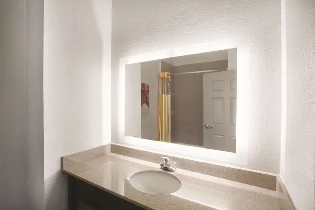 Oda, 2 Büyük (Queen) Boy Yatak, Engellilere Uygun, Sigara İçilmez (Mobility,Hearing,Tub w/Grab Bars)