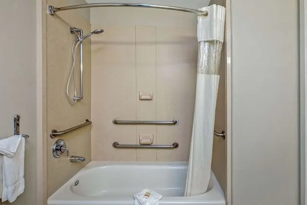 Oda, 2 Büyük (Queen) Boy Yatak, Engellilere Uygun, Sigara İçilmez (Mobility Accessible)