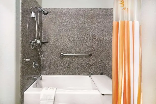 Oda, 1 En Büyük (King) Boy Yatak, Engellilere Uygun (Mob,Tub w/Grab Bars,Countryside)