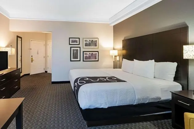Süit, 1 Yatak Odası, Sigara İçilmez, Havuz Manzaralı (1King Bed)
