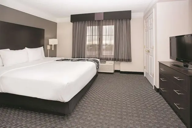 Süit, 1 Yatak Odası, Sigara İçilmez, Havuz Manzaralı (1King Bed)
