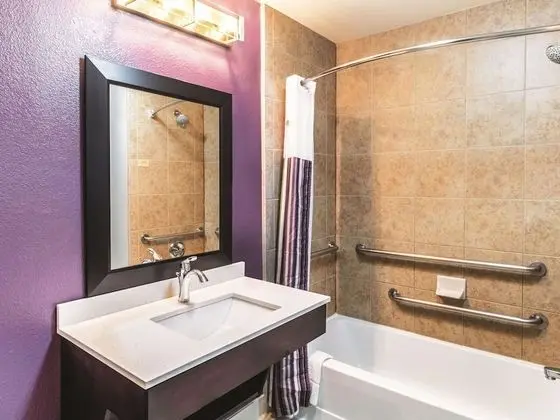 Oda, 2 Büyük (Queen) Boy Yatak, Engellilere Uygun (Mobility/Hearing Impaired Accessible)