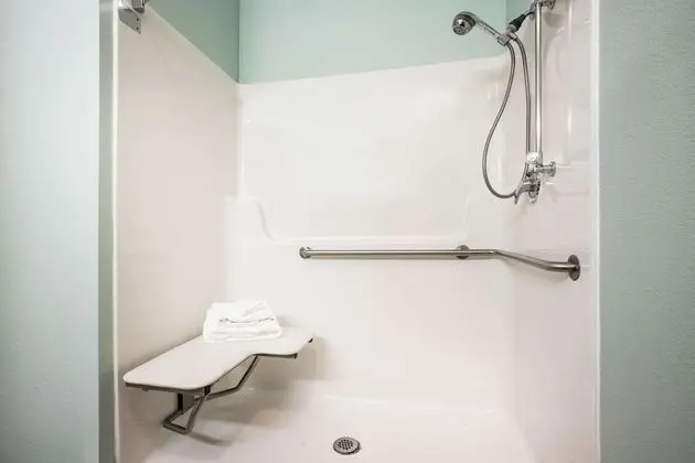 Oda, 2 Büyük (Queen) Boy Yatak, Engellilere Uygun, Sigara İçilmez (Mobility Accessible)