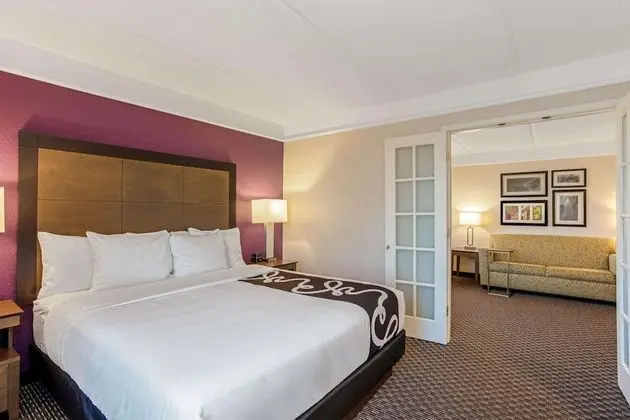 Oda, 1 En Büyük (King) Boy Yatak, Engellilere Uygun (Mobility/Hearing/Tub w/Grab Bars)