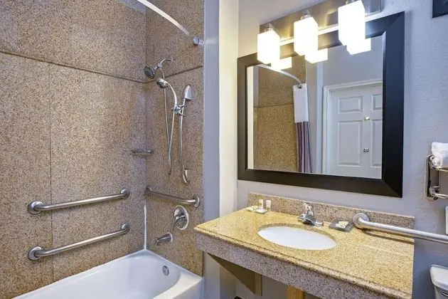 Deluxe Oda, 1 En Büyük (King) Boy Yatak, Engellilere Uygun (Hearing, Mobility Tub w/Grab Bars)