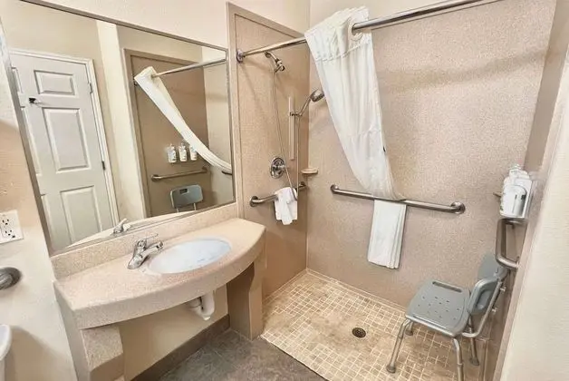 Oda, 2 Büyük (Queen) Boy Yatak, Engellilere Uygun, Sigara İçilmez (Roll-In Shower)