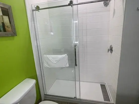 Süit, 1 En Büyük (King) Boy Yatak, Engellilere Uygun (Mobility,Hearing,Tub w/Grab Bars)