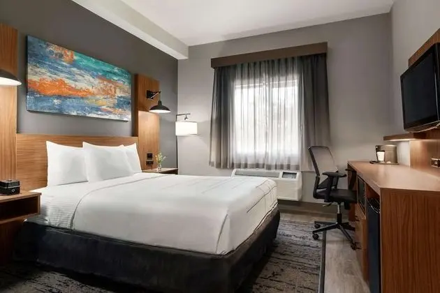 1 Queen Bed, Mobility/Hearing Accessible Room, Bathtub w/ Grab Bars, Non-Smoking
