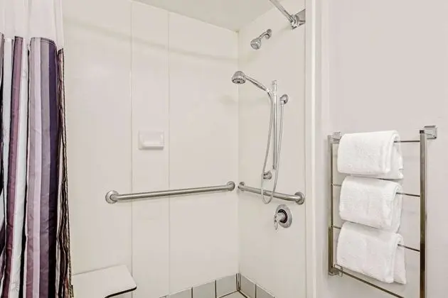 Oda, 1 En Büyük (King) Boy Yatak, Engellilere Uygun (Mobility/Hearing, Tub w/Grab Bars)