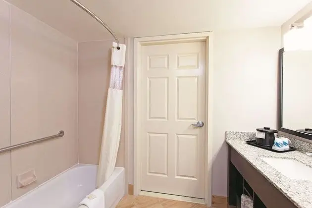 Oda, 1 En Büyük (King) Boy Yatak, Engellilere Uygun, Küvet (Mobility/Hearing, Grab bars)