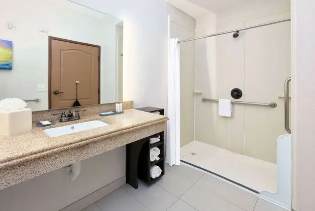 Oda, 2 Büyük (Queen) Boy Yatak, Engellilere Uygun, Sigara İçilmez (Mobility,Hearing,Tub w/Grab Bars)