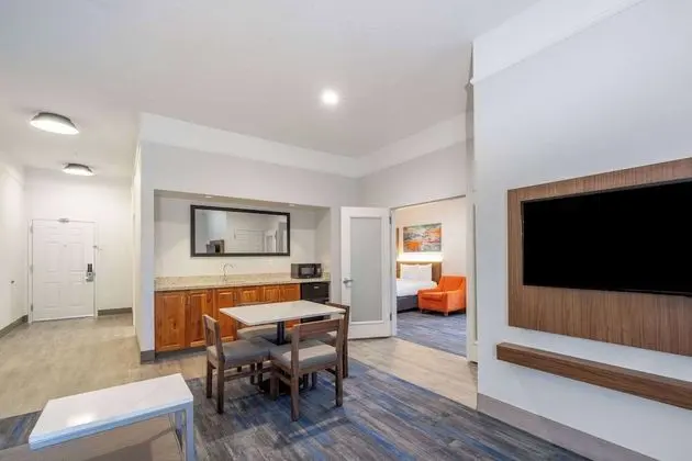 Premier Süit, 2 Büyük (Queen) Boy Yatak, Sigara İçilmez, Havuz Manzaralı