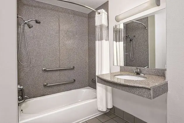 Oda, 1 En Büyük (King) Boy Yatak, Engellilere Uygun, Sigara İçilmez (Tub with Grab Bars)