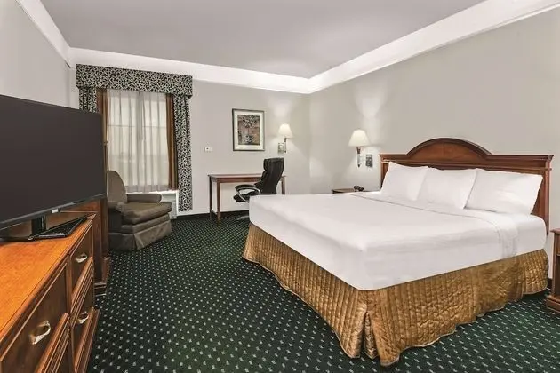 Oda, 1 En Büyük (King) Boy Yatak, Engellilere Uygun, Sigara İçilmez (Tub with Grab Bars)