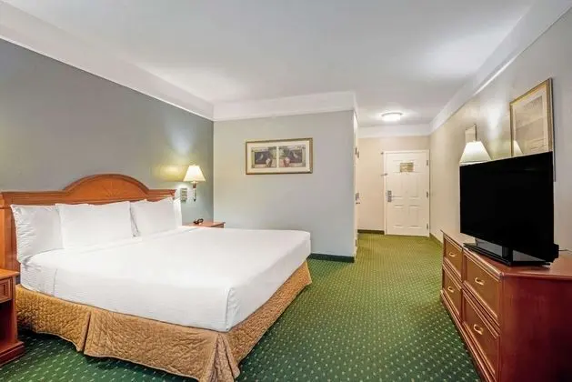 Oda, 1 En Büyük (King) Boy Yatak, Engellilere Uygun, Sigara İçilmez (Tub with Grab Bars)