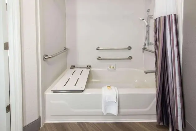 Oda, 2 Çift Kişilik Yatak, Engellilere Uygun, Sigara İçilmez (Mobility/Hearing, Roll-In Shower)