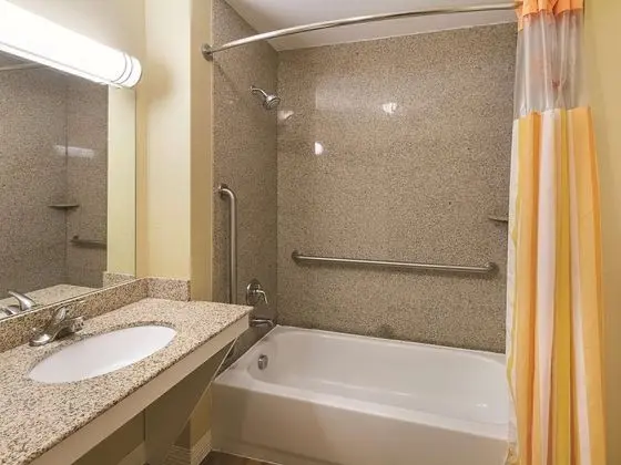 Süit, 1 En Büyük (King) Boy Yatak, Sigara İçilmez (Tub with Grab Bars)