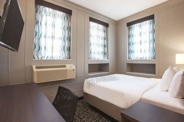 Oda, 1 Büyük (Queen) Boy Yatak, Sigara İçilmez, Şehir Manzaralı
