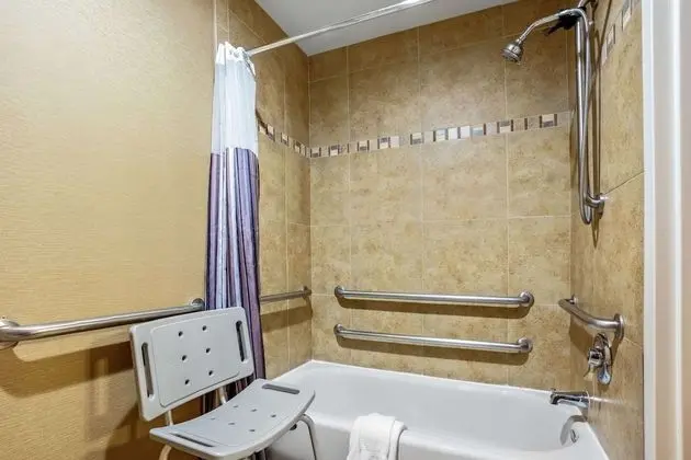 Oda, 2 Büyük (Queen) Boy Yatak, Engellilere Uygun, Sigara İçilmez (Mobility Accessible)