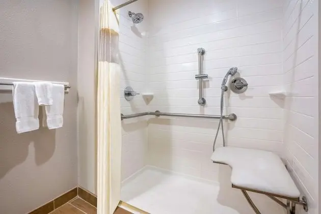 Oda, 2 Büyük (Queen) Boy Yatak, Engellilere Uygun, Sigara İçilmez (Roll-In Shower)