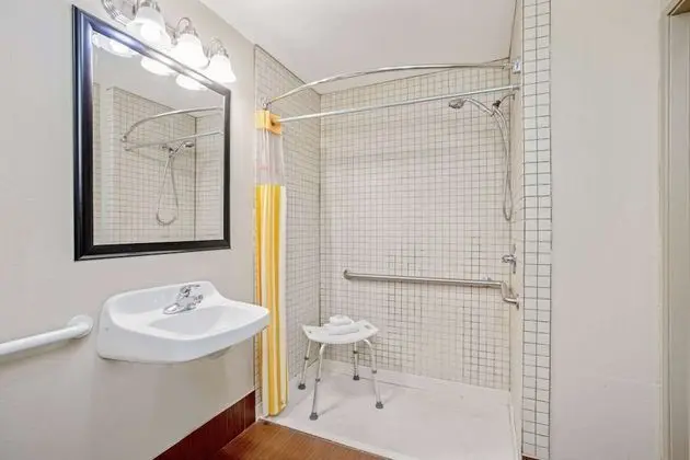 Oda, 2 Büyük (Queen) Boy Yatak, Engellilere Uygun, Sigara İçilmez (Mobility,Hearing,Tub w/Grab Bars)