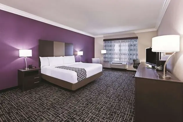 Oda, 1 En Büyük (King) Boy Yatak, Engellilere Uygun (Mobility,Hearing,Tub w/Grab Bars)