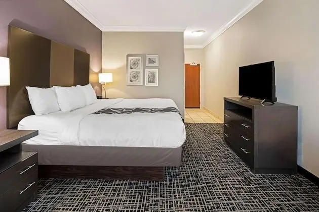 Oda, 1 En Büyük (King) Boy Yatak, Engellilere Uygun (Mobility,Hearing,Tub w/Grab Bars)